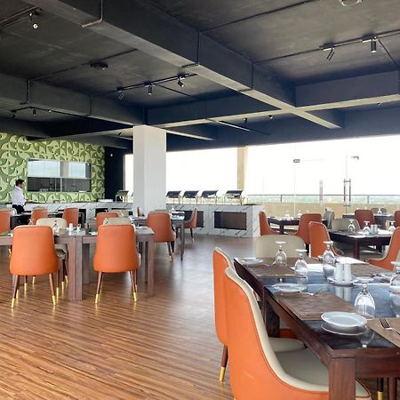 Ocean Breeze - Udaya Luxury Apartments Negombo Esterno foto