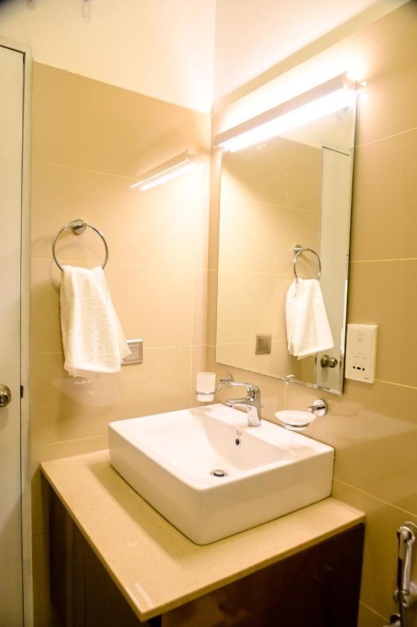 Ocean Breeze - Udaya Luxury Apartments Negombo Esterno foto