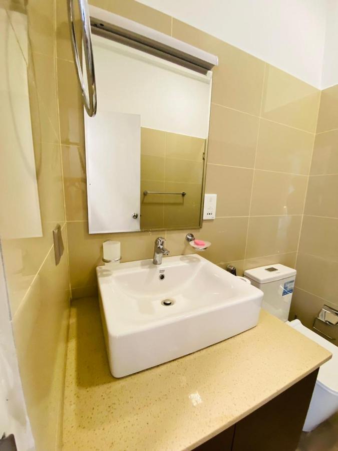 Ocean Breeze - Udaya Luxury Apartments Negombo Esterno foto