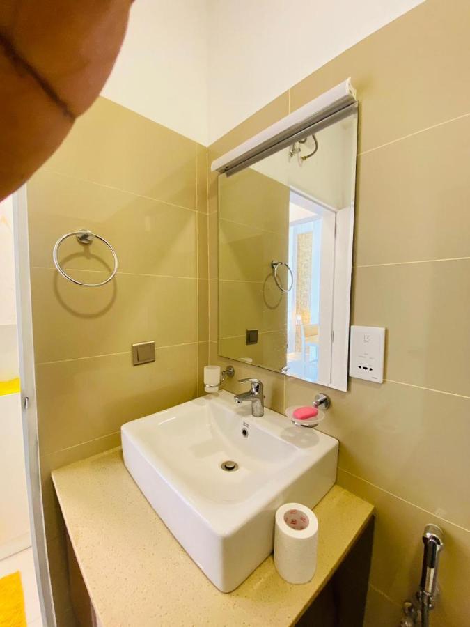 Ocean Breeze - Udaya Luxury Apartments Negombo Esterno foto